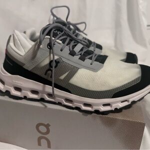 On CloudVista Women’s Running Shoe Size 8